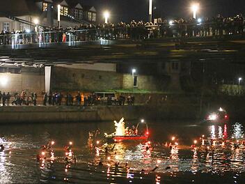 Der "schwimmende" Nikolaus wurde von rund 50 Fackeltauchern begleitet. Foto: RiegerPress