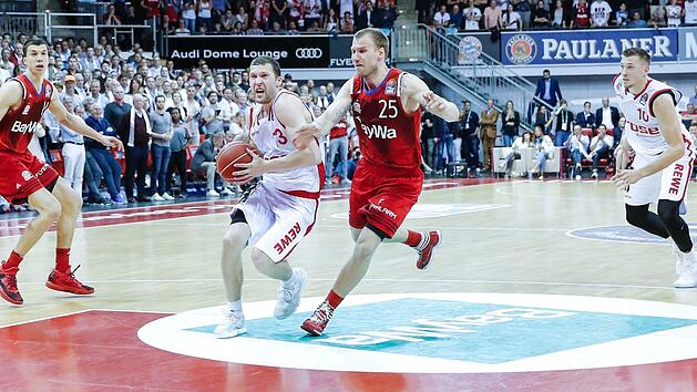 Nach einem perfekt gestellten Block von Daniel Theis (r.) ist Janis Strelnieks auf dem Weg zum Korb. Anton Gavel kommt zu sp&auml;t. Fotos: Daniel L&ouml;b