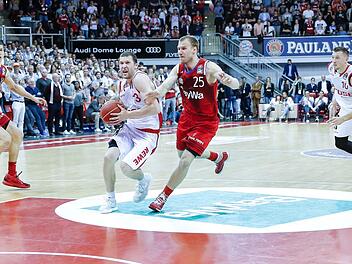 Nach einem perfekt gestellten Block von Daniel Theis (r.) ist Janis Strelnieks auf dem Weg zum Korb. Anton Gavel kommt zu spät. Fotos: Daniel Löb