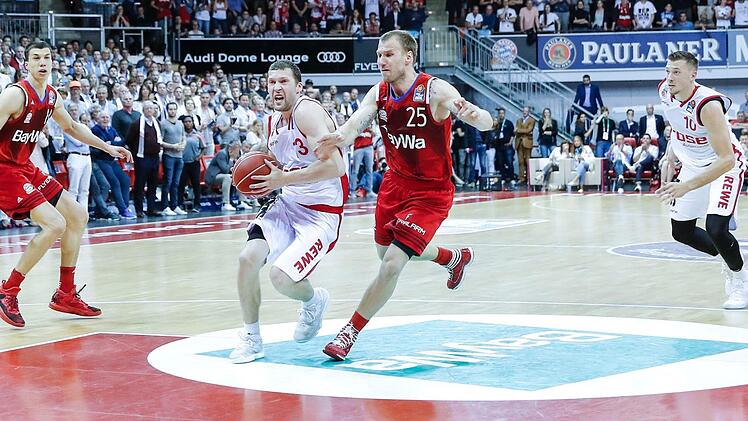 Nach einem perfekt gestellten Block von Daniel Theis (r.) ist Janis Strelnieks auf dem Weg zum Korb. Anton Gavel kommt zu spät. Fotos: Daniel Löb