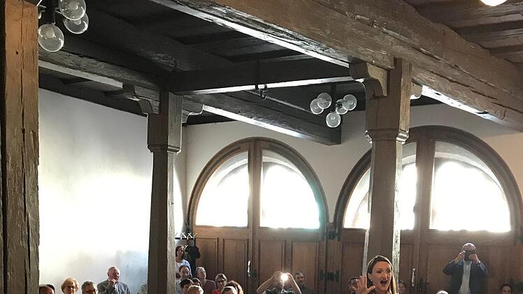 Das Konzert der Gesangsklasse der Musikschule Ebern unterstrich die besondere Akustik und den wunderbaren Charme der Rathaushalle in Ebern. An die 65 Besucherinnen und Besucher waren bei diesem Hörerlebnis anwesend.