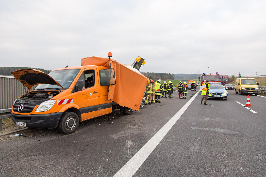 Sprinter kracht ungebremst in Baustellenfahrzeug
