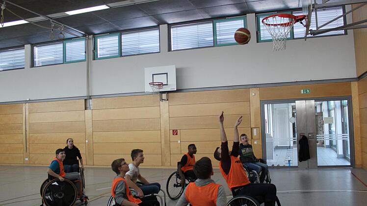 Basketball im Rollstuhl: Respektvoller Umgang mit Menschen mit Behinderung war Bestandteil des Projekts "Drei Tage Respekt" am Schulzentrum Haßfurt.