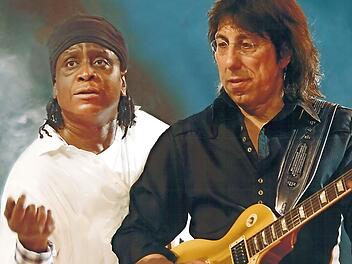 2006 begeisterte André Carswell mit der bayerischen Gitarrenlegende Siggi Schwarz im Vorprogramm der Rockformation "The Who". Am Freitag ist der Sänger im "Tecnet Zentrum" zu hören.  Foto: privat