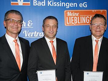 Vorstand Michael Kaiser (von links) gratulierte Wolfgang Kleinheinz und Bernhard Wagner. Foto: Beatrix Lieb