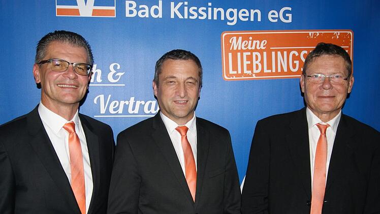 Vorstand Michael Kaiser (von links) gratulierte Wolfgang Kleinheinz und Bernhard Wagner. Foto: Beatrix Lieb