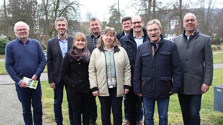 Die Bürgermeister der Brückenauer Rhönallianz mit den Kooperationspartnern von der LWG. Von links: Uwe Schmidt, Jochen Vogel, Elena Krimmer, Roland Römmelt, Kornelia Marzini, Alexander Schneider, Dieter Muth, Wilhelm Friedrich und Gerd Kleinhenz. Foto: Julia Raab
