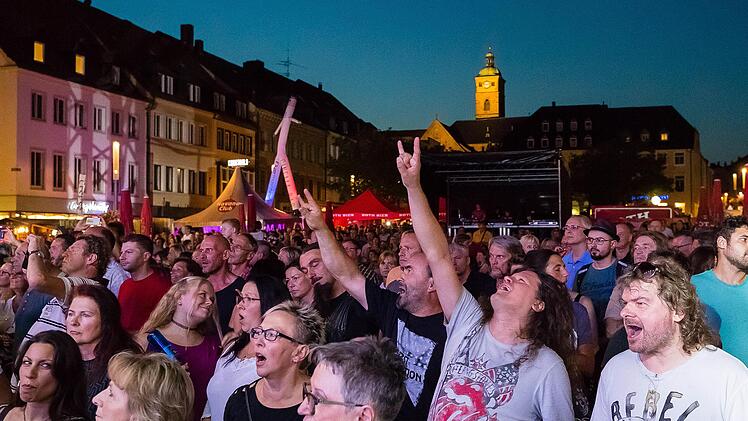 Solche Bilder wie vom Stadtfest 2019 sind in diesem Corona-Sommer nicht vorstellbar. Das f&uuml;r 28. und 29.&nbsp;August geplante Stadtfest wurde schon vor Wochen abgesagt, auch alle weiteren Veranstaltungen der Werbegemeinschaft in diesem Jahr.  Foto: Josef Lamber