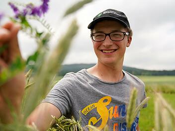 Junglandwirt Lukas Sch&uuml;tz aus D&ouml;rfles untersucht f&uuml;r seine Meisterpr&uuml;fung Ganzpflanzensilage als Alternative zu Mais.
