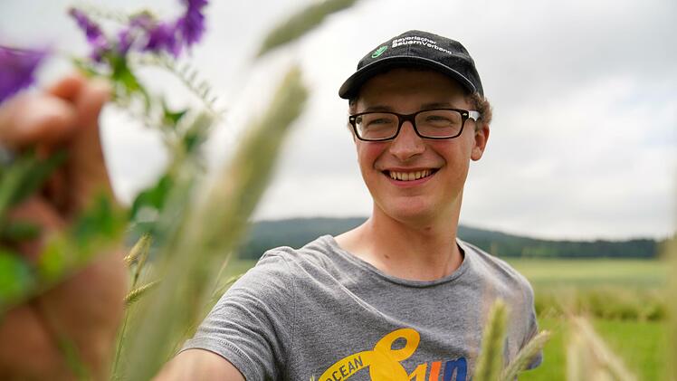 Junglandwirt Lukas Schütz aus Dörfles untersucht für seine Meisterprüfung Ganzpflanzensilage als Alternative zu Mais.