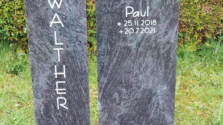 Pauls Grabstein auf dem Ludwigschorgaster Friedhof