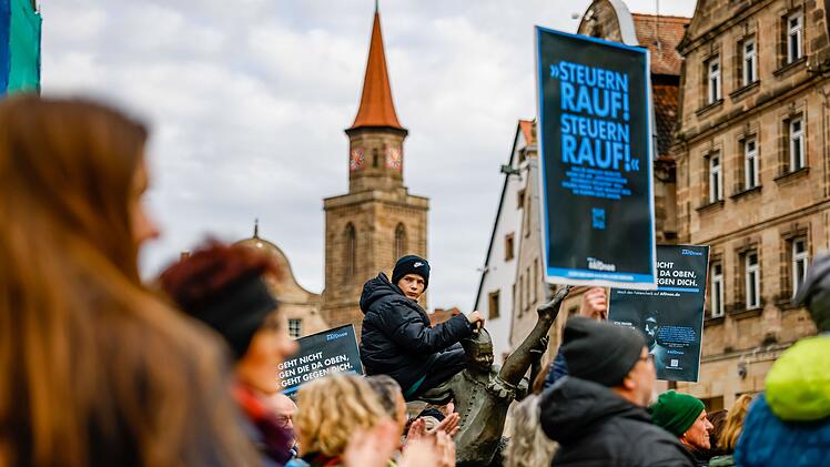 F&uuml;rth: Rund 1000 Menschen bei Anti-Rechts-Demo - Schock &uuml;ber Merz-Aussage
