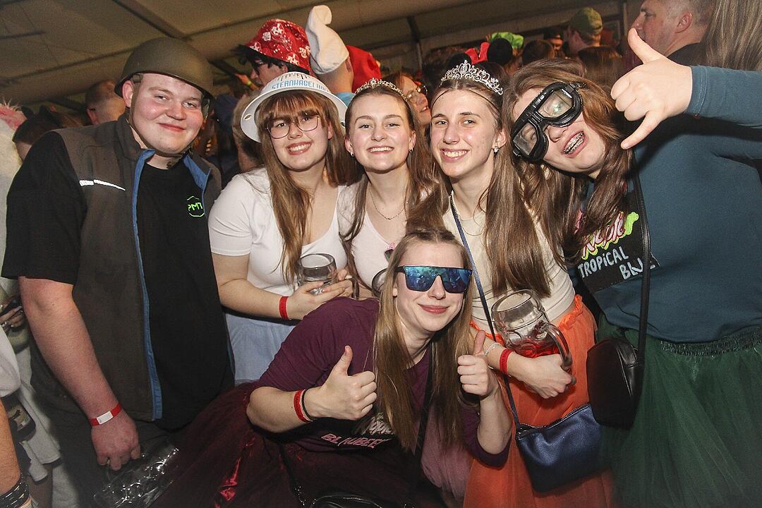 Super Stimmung beim Meeder Zeltfasching 2025!