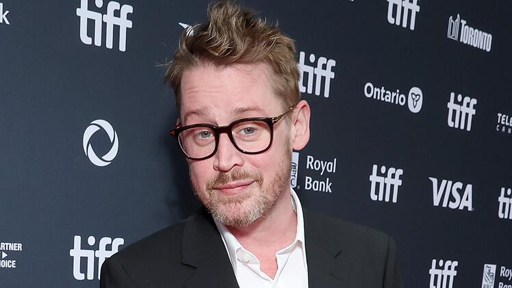 Macaulay Culkin lie&szlig; seine Fans &uuml;ber seinen Zweitnamen abstimmen. Das Ergebnis: Macaulay Culkin hei&szlig;t nun offiziell Macaulay Macaulay Culkin Culkin.