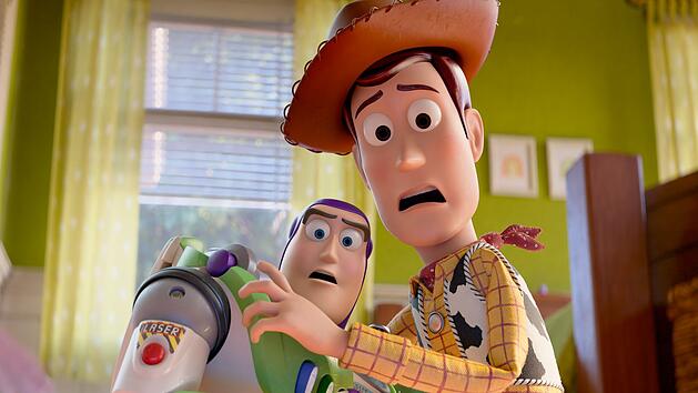 Buzz Lightyear (links) und Cowboy Woody sehen sich in "Toy Story 5" einer furchteinfl&ouml;&szlig;enden Bedrohung ausgesetzt: moderne Technik im Kinderzimmer.