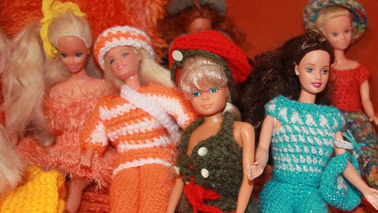 Knallbunt sind die gestrickten und gehäkelten Kleider, die Gertrud Tischler ihren Barbies anpasste.