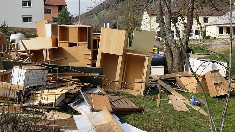 Die ausgedienten Möbel des Kindergartens stehen zur Abholung bereit. Foto: sw