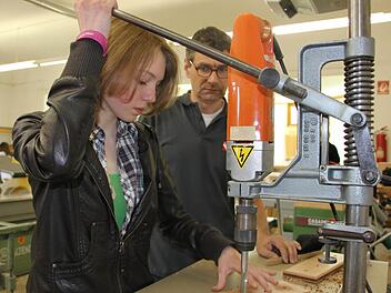 Für sie war der Girls' Day ein spannender Tag: Maike Schelhorn, hier beim Bohren. Mit im Bild ist Ausbilder Frank Scherbel. Fotos: Veronika Schadeck