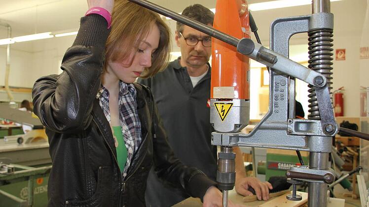 Für sie war der Girls' Day ein spannender Tag: Maike Schelhorn, hier beim Bohren. Mit im Bild ist Ausbilder Frank Scherbel. Fotos: Veronika Schadeck
