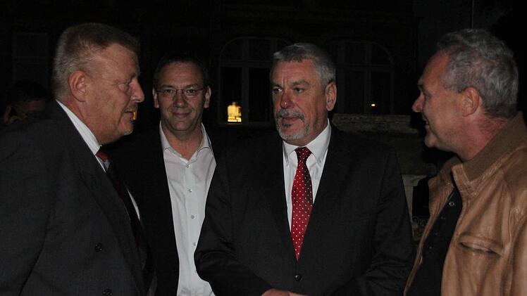 Norbert Tessmer hat die ersten Ergebnisse im privaten Kreis abgewartet. Kurz vor 20 Uhr trifft er am Willy-Brandt-Haus ein und wird empfangen von den Oberbürgermeistern Norbert Kastner (links) und Frank Rebhan.