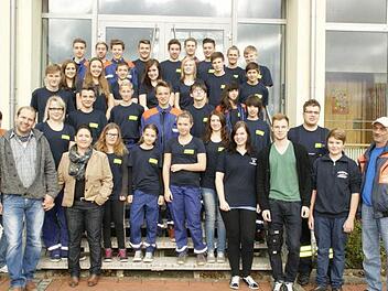 Zwei Ferientage investierten die Mitglieder der Jugendfeuerwehr Trossenfurt-Tretzendorf in ihre Erste-Hilfe-Ausbildung. Quasi als Belohnung gab es dazu die neuen einheitlichen T-Shirts und die restlichen Schutzanzüge, so dass die Jugendwehr jetzt komplett ausgestattet ist. Unser Bild zeigt die Jugendlichen zusammen mit Tanja und Matthias Stappenbacher (links vorne) sowie Jürgen Schaaf (rechts vorne). Foto: sw