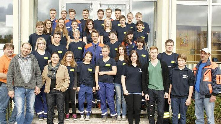 Zwei Ferientage investierten die Mitglieder der Jugendfeuerwehr Trossenfurt-Tretzendorf in ihre Erste-Hilfe-Ausbildung. Quasi als Belohnung gab es dazu die neuen einheitlichen T-Shirts und die restlichen Schutzanzüge, so dass die Jugendwehr jetzt komplett ausgestattet ist. Unser Bild zeigt die Jugendlichen zusammen mit Tanja und Matthias Stappenbacher (links vorne) sowie Jürgen Schaaf (rechts vorne). Foto: sw