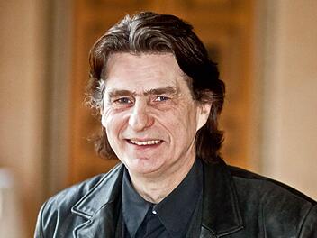 François De Carpentries führt Regie bei Lehárs Operette "Die lustige Witwe". Nach den Verzögerungen durch den Wasserschaden feiert das Werk am 8. Januar Premiere. Foto: Jochen Berger