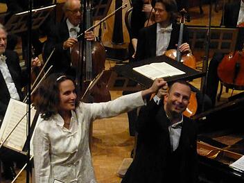 Überraschung gelungen: Hélène Grimaud und Yannick Nézet-Séguin nach dem Ravel-Konzert.  Foto: Ahnert