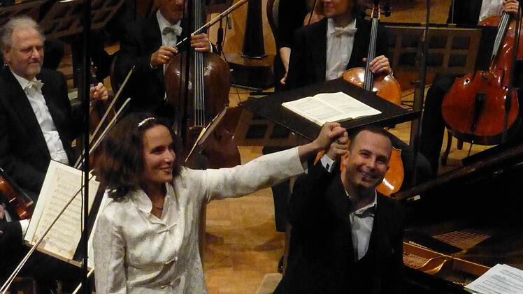Überraschung gelungen: Hélène Grimaud und Yannick Nézet-Séguin nach dem Ravel-Konzert.  Foto: Ahnert