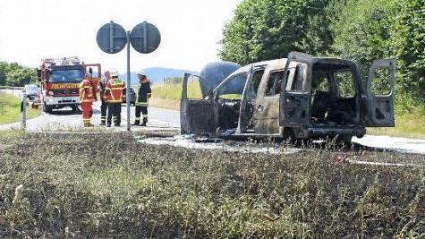 Auch die Grünfläche an der Autobahnausfahrt verbrannte.