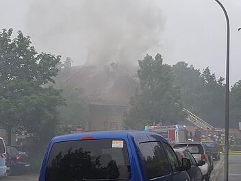 In Bayreuth fing ein Balkon feuer, der Dachstuhl war auch betroffen. Foto: News5/Holzheimer