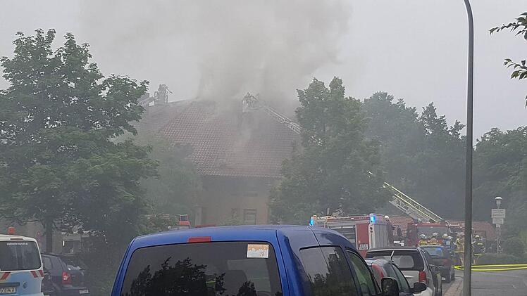 In Bayreuth fing ein Balkon feuer, der Dachstuhl war auch betroffen. Foto: News5/Holzheimer