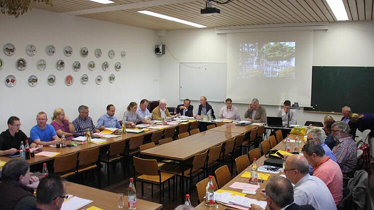 Tagen in neuem, beengtem Umfeld: Der Stadtrat im Schulungsraum der Feuerwehr.
