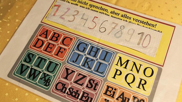 Mithilfe dieses Blattes und indem die Pflegerin Buchstabenfelder mit Ja und Nein abfragt, "spricht" Meike .  Foto: Anette Schreiber