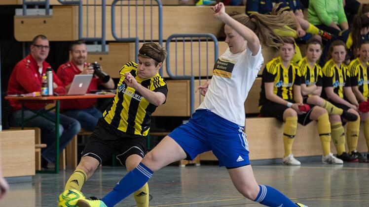 Nina Häublein (links), hier gegen Ebing bei der Hallen-Bezirksmeisterschaft, ist eine der festen Größen bei der Spvg Eicha.  Fotos: Heinrich Weiß