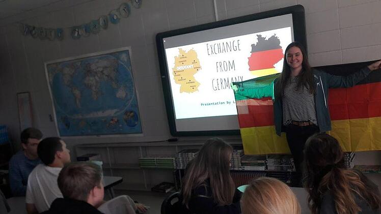 Larissa hält einen Vortrag als Botschafterin an einer US-Uni. privat
