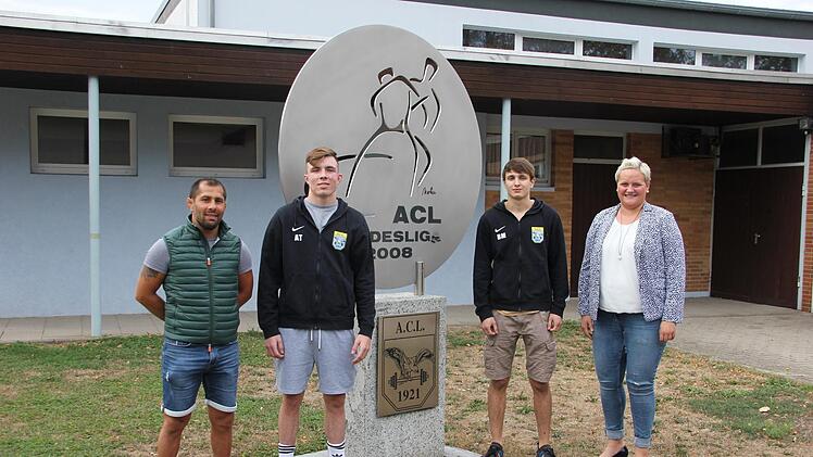 Trainer Venelin Venkov (links) und ACL-Vorsitzende Britta Beier (rechts) begrüßten beim Trainingswochende in der AC-Halle die Neuzugänge vom KSV Bamberg, Lukas Tomaszek (links) und David Koschunow, der für die zweite Mannschaft vorgesehen ist.  Foto: Udo Schilling