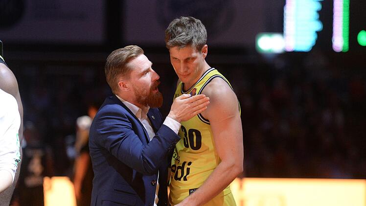 Nik Raivio bekommt von Co-Trainer Lars Masell neue Anweisungen. Foto: Peter Mularczyk