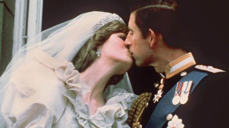Die Begeisterung für den Adel war zwar  nicht neu, doch die Inszenierung der "Königin der Herzen" blieb  bis heute  beispiellos: Als die Kindergärtnerin Lady Diana Spencer 1981  den englischen Prinzen  Charles heiratete, sahen der Traumhochzeit Schätzungen zufolge  weltweit 750 Millionen Menschen zu, weitere Millionen lauschten im Radio. Es folgten Affären, Scheidung, der frühe Unfalltod - und immer war  ein  Milliardenpublikum dabei.  Foto: Arthur Edwards/dpa