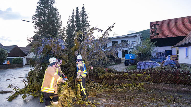 Umgestürzte Bäume und abgedeckte Häuser: Schwere Unwetter im Landkreis Bamberg