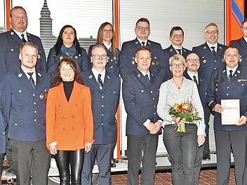 Bürgermeisterin Christine Frieß (vorne von links) und KBR Thilo Kraus (rechts) gratulierten den neuen Kommandanten, den Übungsbesten und allen Geehrten (vorne von links) Michael Zell, Michael Knorr, Mario Funk, Marc Müller, Horst Bock v. Wülfingen...