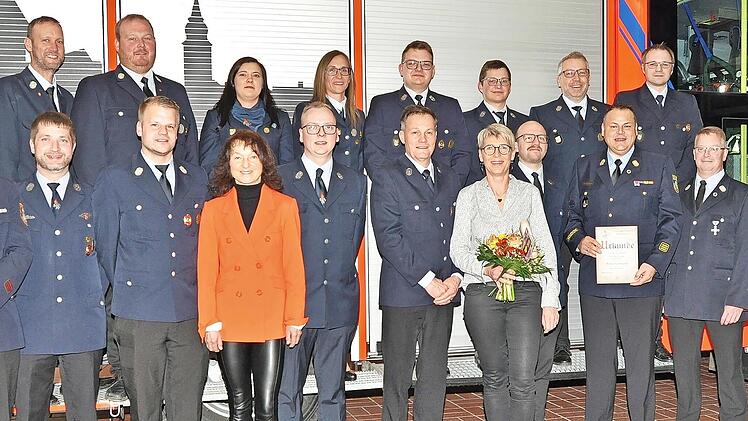 Bürgermeisterin Christine Frieß (vorne von links) und KBR Thilo Kraus (rechts) gratulierten den neuen Kommandanten, den Übungsbesten und allen Geehrten (vorne von links) Michael Zell, Michael Knorr, Mario Funk, Marc Müller, Horst Bock v. Wülfingen...