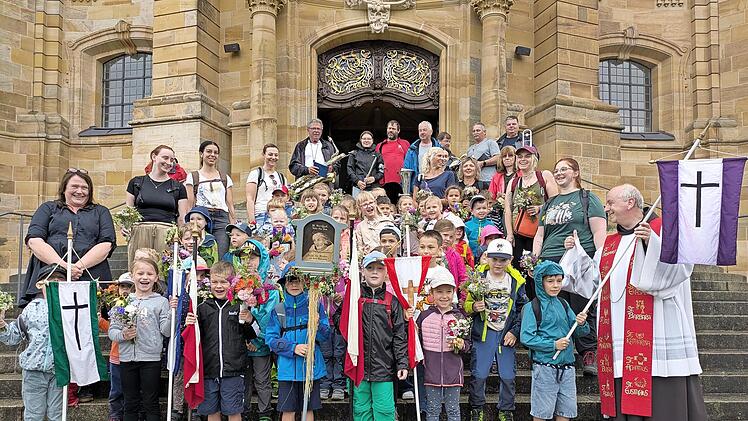 Die Kinder des Kindergartens St. Bernhard aus Klosterlangheim vor der Basilika in Vierzehnheiligen.