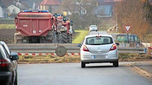 Die Oberbrunner Straße in Ebensfeld wird durch die Bahnlinie zerschnitten.  Fotos: Tobias Kindermann