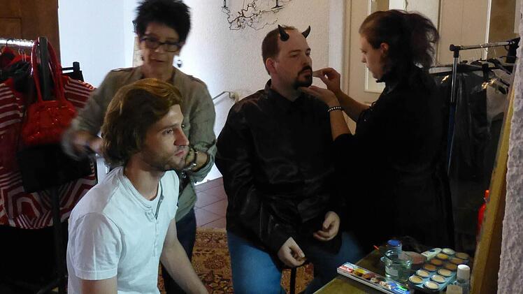 Engel und Teufel in der Maske. Jenny Krug (links) und Traudl Thein hatten mit Teufel Sam (Christian Ziegler, links) und Engel Angelo (Michael Then) alle Hände voll zu tun.