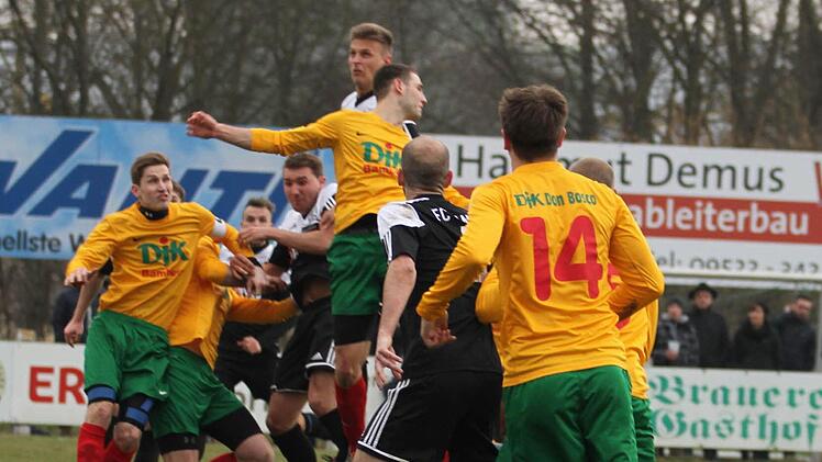 Packende Kopfballszene, bei welcher der Sander Dominic Leim am höchsten springt, mit der Nr. 1´4 der Bamberger Markus Fischer.