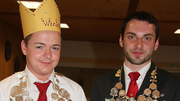 Der neue Schützenkönig trägt die Papierkrone. Unser Bild zeigt ihn mit dem alten und neuen Schwarzschusskönig Marcel Hocquel.