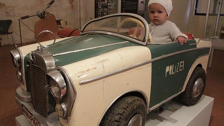 Die kleine Marie ist begeistert von den Fahrzeugen. Foto: Josef Hofbauer