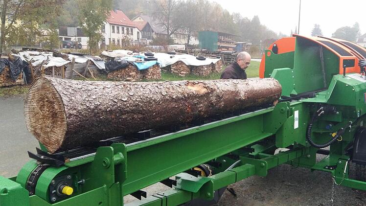 Die Maschine schluckt auch stärkere Stammstücke, die, weil sie faul sind, nicht für das Sägewerk taugen.  Foto: Tobias Wicklein
