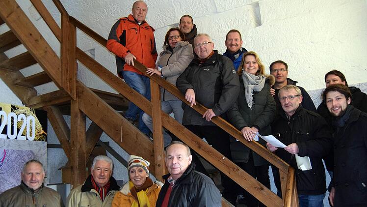 Die Mitglieder des Ausschusses für Stadtentwicklung, Tourismus und Wirtschaft und der Stadtverwaltung erklommen die steilen Stufen im Oberen Torturm. Foto: Andreas Welz
